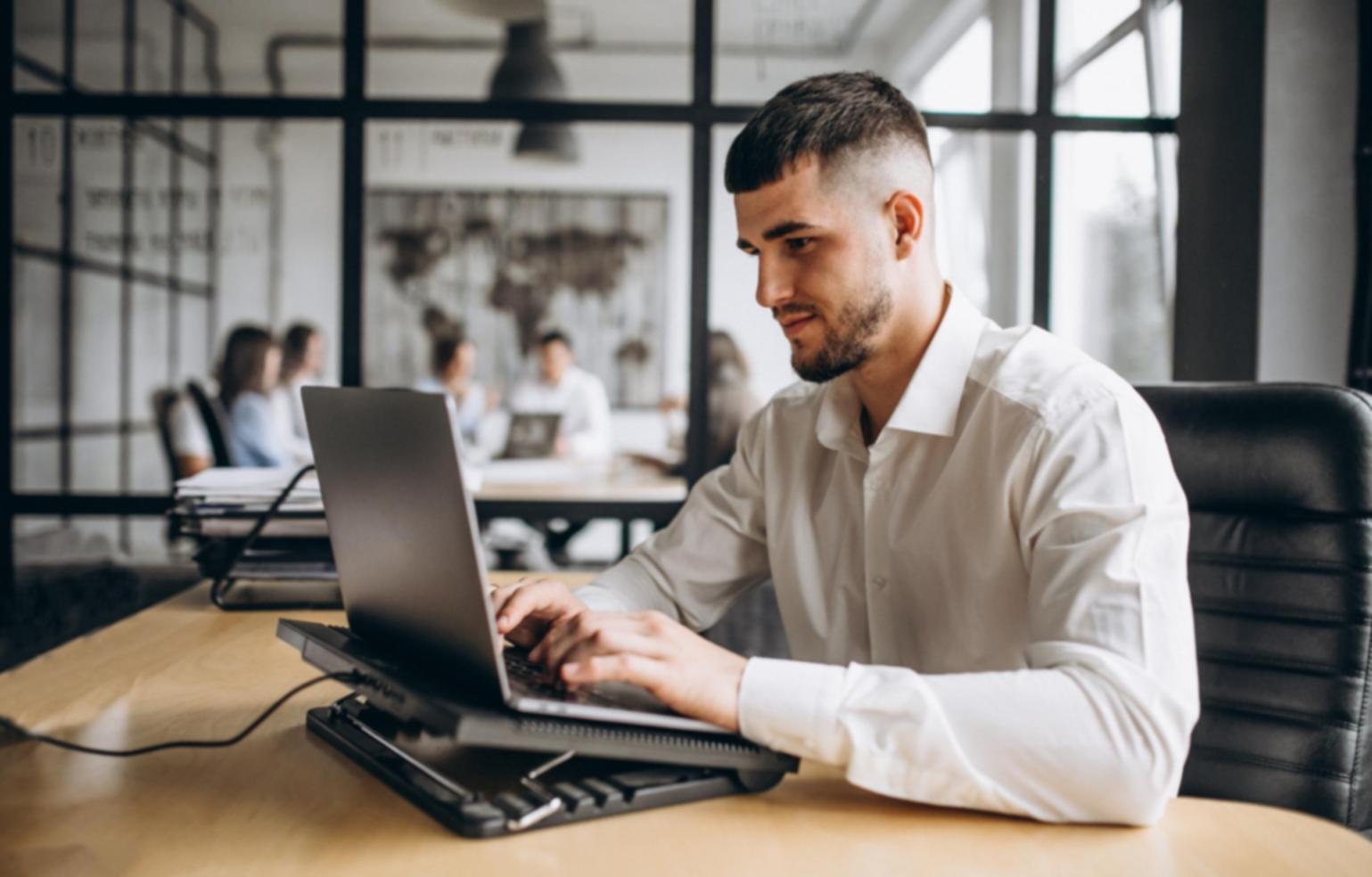 Professionelle Beratungsumgebung für Startup-Gründer in modernem Büro